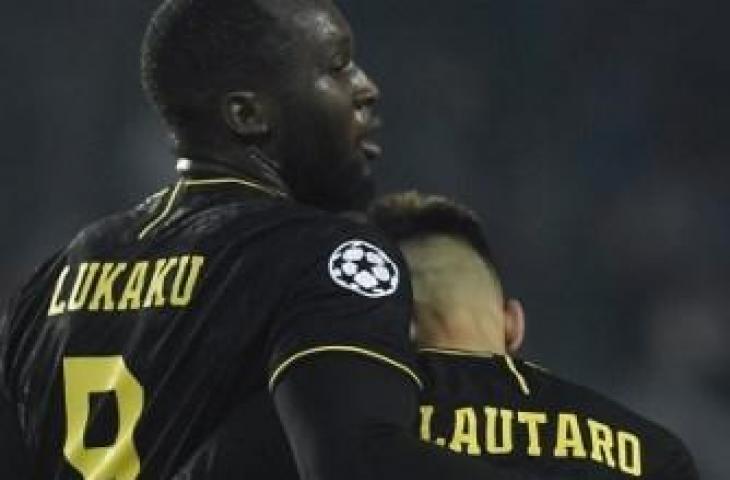 Duet penyerang Inter Milan, Romelu Lukaku (kiri) dan Lautaro Martinez merayakan gol ke gawang Slavia Praha pada laga Liga Champions 2019/2020 di Sinobo Stadium, Vrsovice, Praha, Kamis (28/11/2019) dini hari WIB. [AFP]