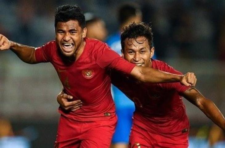 Pemain Timnas U-22 Indonesia Asnawi Mangkualam Bahar (kiri) melakukan selebrasi bersama Osvaldo Haay seusai mencetak gol ke gawang Timnas Singapura dalam pertandingan Grup B SEA Games 2019 di Stadion Rizal Memorial, Manila, Filipina, Kamis (28/11/2019). Indonesia mengalahkan Singapura dengan skor 2-0. ANTARA FOTO/Sigid Kurniawan/foc.