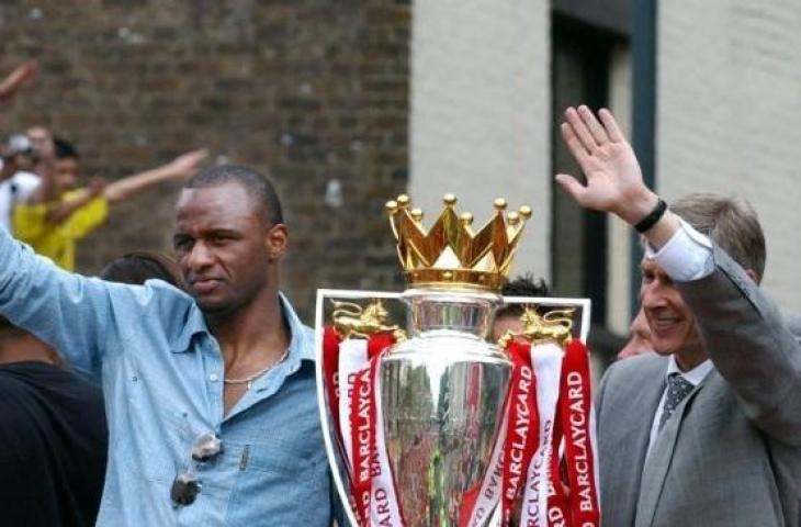 Patrick Vieira berpose bersama Arsene Wenger usai mengantar Arsenal menjuarai Liga Inggris [AFP]