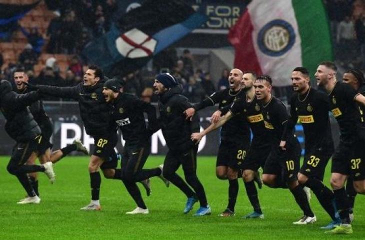 Para pemain Inter Milan merayakan kemenanganya di akhir pertandingan pertandingan sepak bola Serie A Italia antara Inter Milan melawan SPAL di Stadion Giusepe Maeza, Milan, Italia, Minggu (1/12). [MIGUEL MEDINA / AFP]