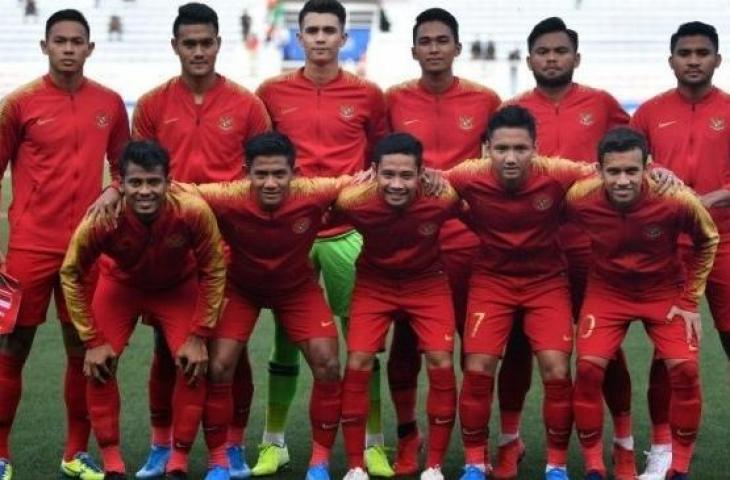 Pemain Timnas Indonesia U-22 berfoto sebelum laga melawan Timnas U-22 Thailand dalam penyisihan Grup B SEA Games 2019 di Stadion Rizal Memorial, Manila, Filipina, Selasa (26/11/2019). (ANTARA FOTO/Sigid Kurniawan)