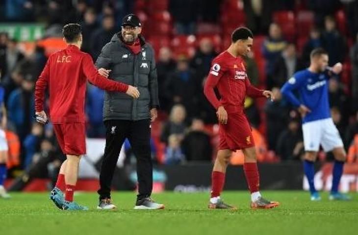 Senyum semringah Jurgen Klopp usai membawa Liverpool menang 5-2 atas Everton. (PAUL ELLIS / AFP)