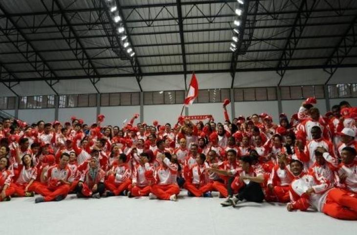 Kontingen Indonesia untuk SEA Games 2019 resmi dikukuhkan. Proses pengukuhan berlangsung di Hall Basket, Kompleks Gelora Bung Karno, Senayan, Jakarta, Rabu (27/11/2019). (Suara.com/Arief Apriadi)