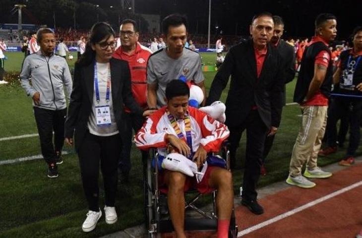 Ketua Umum PSSI Mochamad Iriawan (ketiga kanan) mendorong kursi roda pemain Timnas U-22 Indonesia Evan Dimas yang cedera seusai penyerahan medali sepak bola putra SEA Games 2019 di Stadion Rizal Memorial, Manila, Filipina, Selasa (10/12/2019). Timnas U-22 Indonesia meraih medali perak setelah kalah 0-3 dari Vietnam. ANTARA FOTO/Sigid Kurniawan/pd.