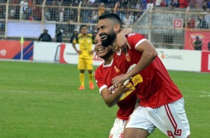 Pemain Perseru Badak Lampung FC, Francisco Torres (kanan) melakukan selebrasi usai mencetak gol ke gawang Barito Putera pada pertandingan Liga 1 2019 di Stadion Sumpah Pemuda Lampung, Lampung, Jumat (5/7/2019). (ANTARA FOTO/Ardiansyah)