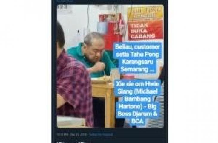 Michael Bambang Hartono tertangkap kamera makan tahu pong. (Twitter/@ayudh69).