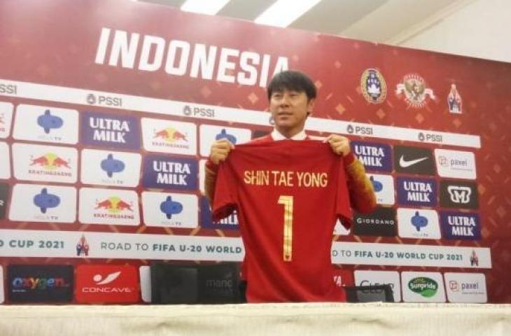 Shin Tae-yong resmi diperkenalkan sebagai pelatih baru timnas Indonesia di Stadion Pakansari, Sabtu (28/12/2019). [Suara.com/Adie Prasetyo]