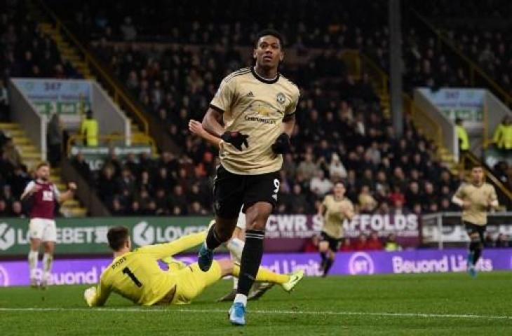 Selebrasi penyerang Manchester United, Anthony Martial usai membobol gawang Burnley. (OLI SCARFF / AFP)