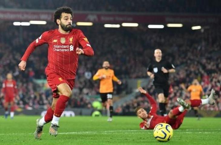 Liverpool mengenakan embles emas untuk pertama kalinya di laga melawan Wolverhampton Wanderers. (PAUL ELLIS / AFP)