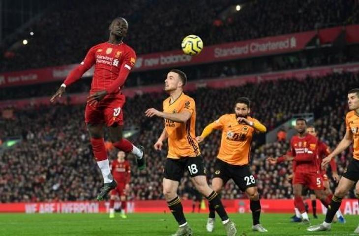 Aksi para pemain Liverpool saat menghadapi Wolves. (PAUL ELLIS / AFP)