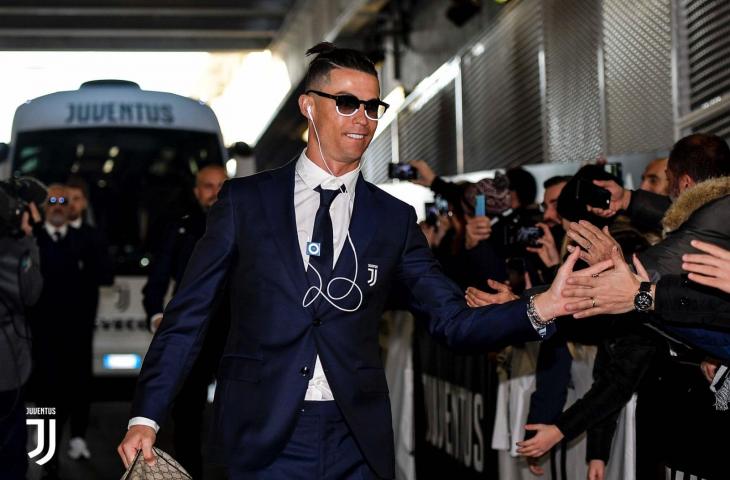 Cristiano Ronaldo kenakan iPod jadul. (Twitter/@juventusfcen).