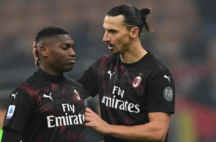 Striker AC Milan, Zlatan Ibrahimovic, (kanan) menghibur Rafael Leao di akhir pertandingan Serie A Italia AC Milan vs Sampdoria pada 6 Januari 2020 di San Siro. (Miguel Medina/AFP).