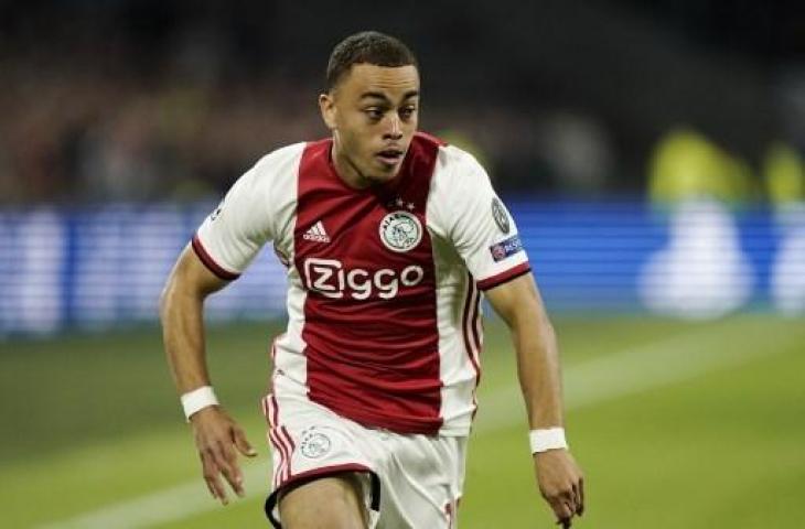 Bek Ajax Amsterdam asal Amerika Serikat, Sergino Dest. (KENZO TRIBOUILLARD / AFP)