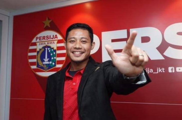 Evan Dimas Darmono meneken kontrak di kantor Persija, Sabtu (11/1/2020). [Dok. Persija]