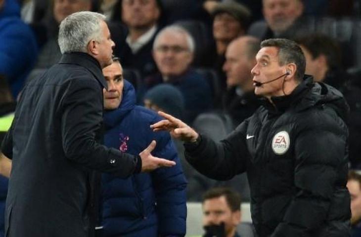 Jose Mourinho melayangkan protes ke wasit saat Tottenham Hotspur dikalahkan Liverpool. (GLYN KIRK / AFP)