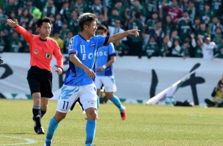 Kazuyoshi Miura saat membela Yokohama FC. (TORU YAMANAKA / AFP)