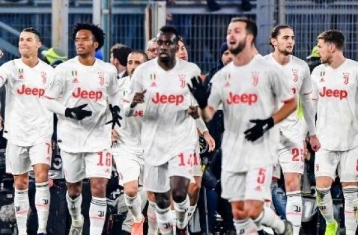 Para pemain Juventus merayakan gol Cristiano Ronaldo (kiri) ke gawang AS Roma dari titik penalti saat laga Liga Italia di Olympico stadium. (Andreas SOLARO / AFP)