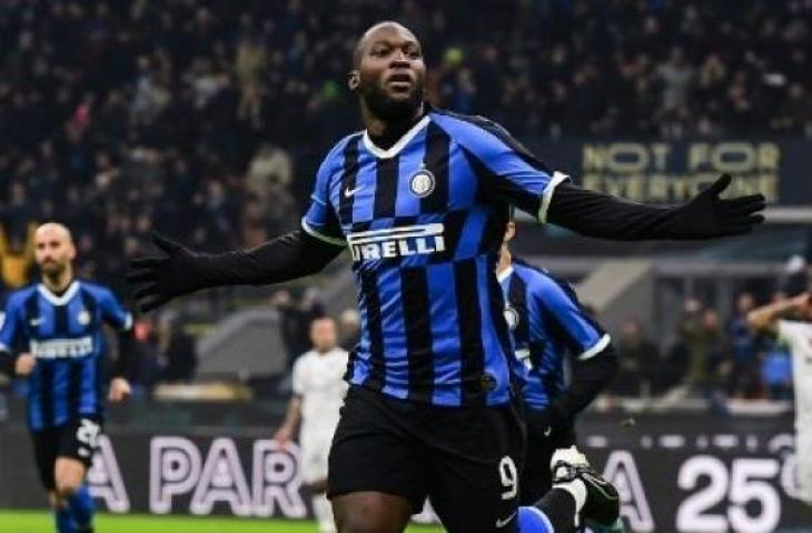 Striker Inter Milan Romelu Lukaku merayakan golnya ke gawang Cagliari saat laga babak 16 besar Coppa Italia di Giuseppe Meazza. (Miguel MEDINA / AFP)