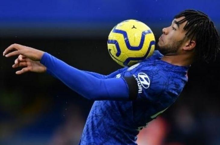 Bek Chelsea asal Inggris Reece James mengontrol bola saat menghadapi West Ham United di Stamford Bridge. (Ben STANSALL / AFP)