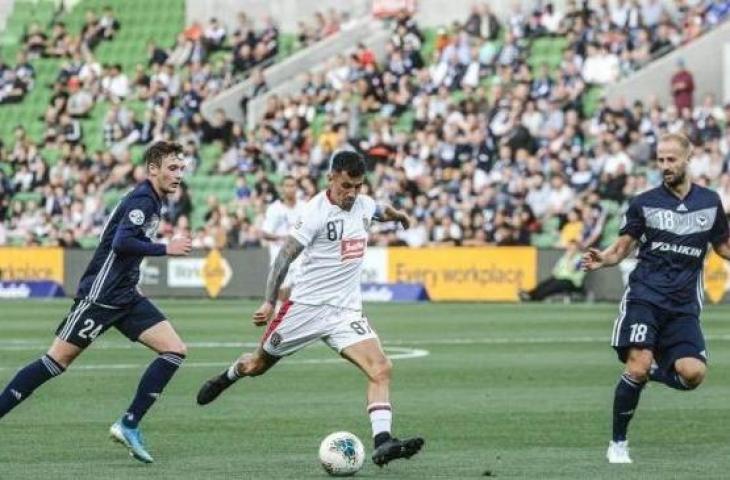 Aksi penyerang Bali United, Stefano Lilipaly saat menghadapi kepungan pemain belakang Melbourne Victory. (Twitter/Bali United)