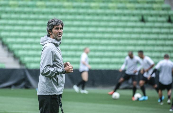 Pelatih Bali United, Stefano Cugurra, saat memimpin skuadnya latihan resmi jelang laga melawan Melbourne Victory. (Dok. Bali United)