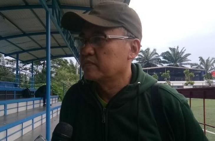 CEO PSS Sleman, Fatih Chabanto saat ditemui di lapangan Aldiron, Jakarta Selatan, Jumat (28/1/2028). (Suara.com/Adie Prasetyo Nugraha)