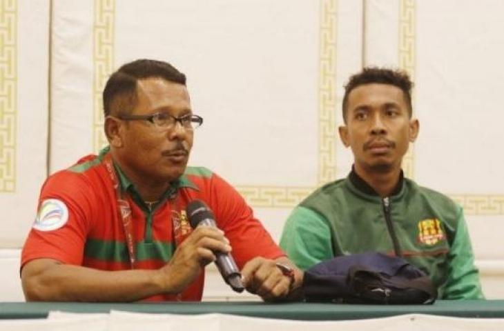 Pelatih Lalenok United Yance dan Rofino Gama (pemain) pada konferensi pers jelang kontra PSM di Bali, Selasa,(21/1).ANTARA/HO/Media PSM