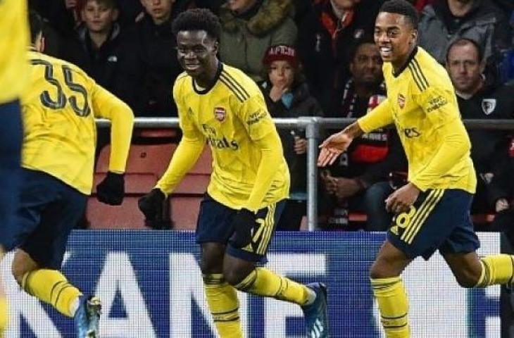 Striker Arsenal, Bukayo Saka (tengah) merayakan gol ke gawang Bournemouth bersama rekan setimnya di babak keempat Piala FA di Vitality Stadium. (Glyn KIRK / AFP)