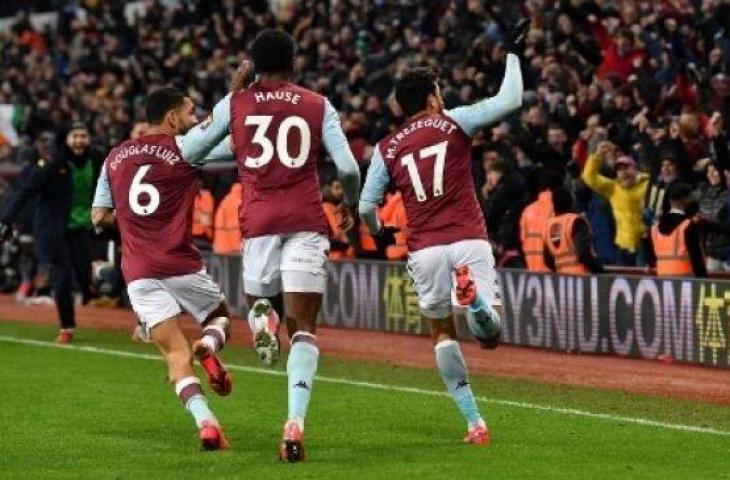 Gelandang Aston Villa, Trezeguet (kanan) merayakan golnya ke gawang Leicester City di leg kedua semifinal Piala Liga INggris di Villa Park. (Paul ELLIS / AFP)