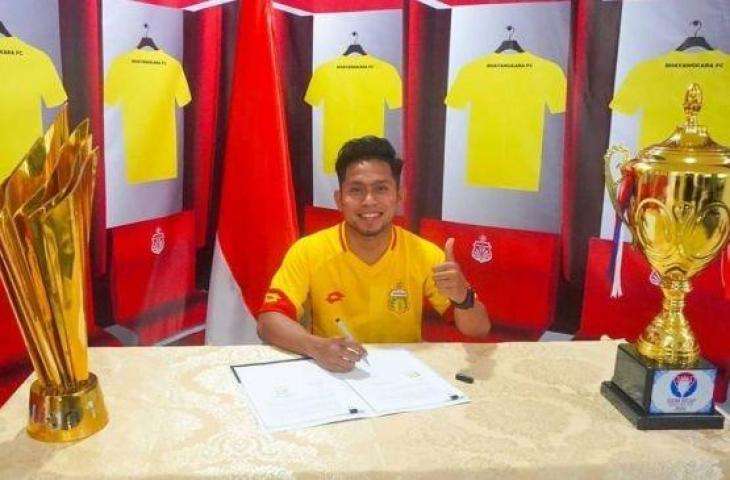 Andik Vermansah saat menandatangani kontrak bersama dengan Bhayangkara FC. (Dok. Bhayangkara FC)