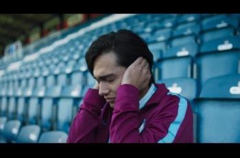 Main Film Pemburu di Manchester Biru, Adipati Dolken Panen Pujian Netizen