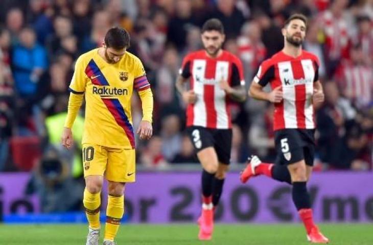 Lionel Messi tertunduk lesu usai Barcelona ditumbangkan Athletic Bilbao di perempatfinal Copa del Rey. (ANDER GILLENEA / AFP)