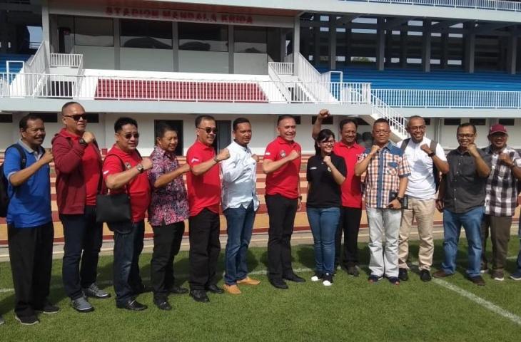 Ketua Umum PSSI, Mochamad Iriawan, bersama rombongan mengunjungi Stadion Mandala Krida, Yogyakarta, Sabtu (8/2/2020). (Suara.com/Irwan Febri Rialdi).