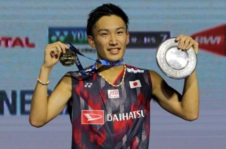 Juara Indonesia Open 2018 dari sektor tunggal putra, Kento Momota di Istora Senayan, Jakarta, Minggu (8/7/2018). (Suara.com/Arief Apriadi)