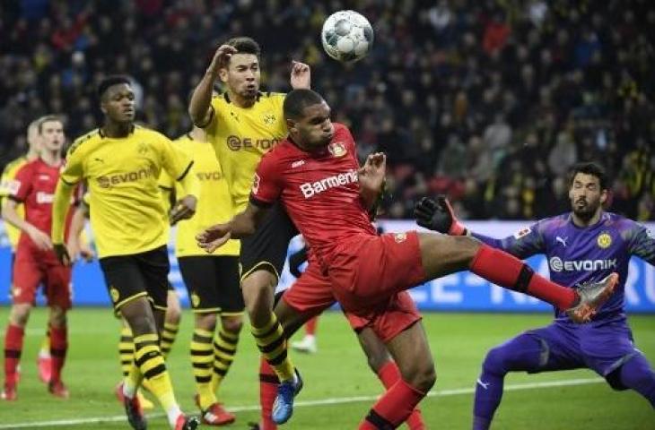 Pemain Borussia Dortmund saat menghalau serangan pemain Bayer Leverkusen. (INA FASSBENDER / AFP)