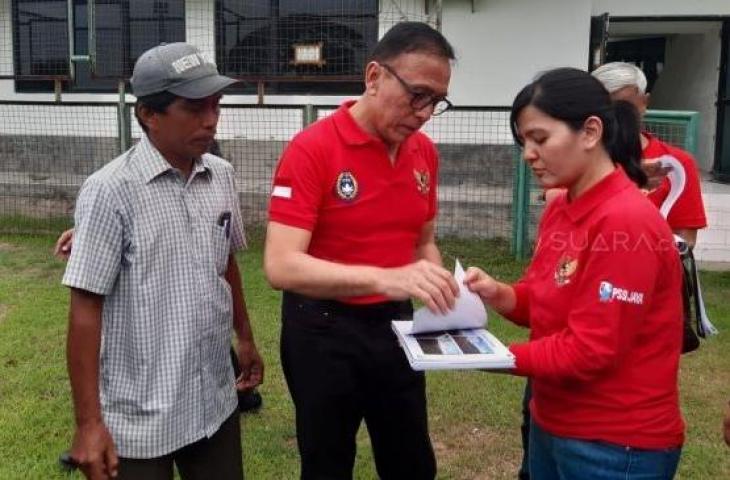 Ketua Umum PSSI, Mochammad Iriawan (tengah) dan Sekjen PSSI Ratu Tisha Destria saat sidak di Lapangan Karanggayam, Surabaya, Minggu (9/2/2020). [Suara.com / Arry S]