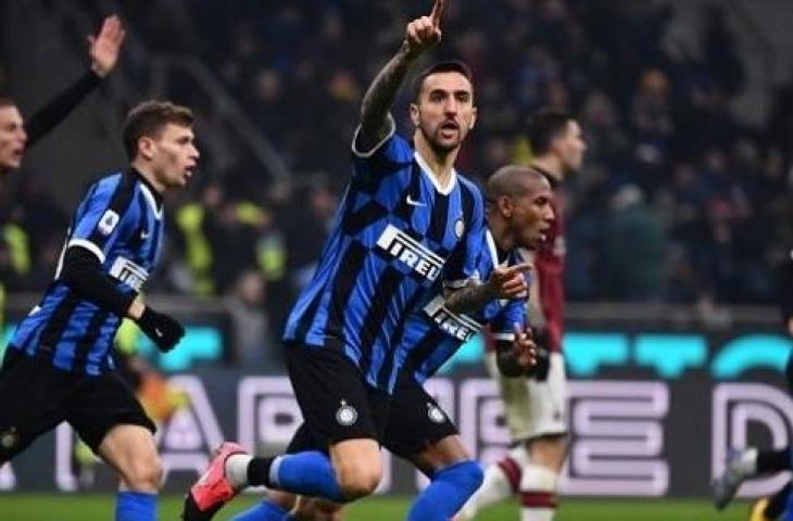 Gelandang Matias Vecino membawa Inter Milan menyamakan kedudukan menjadi 2-2 saat menjamu AC Milan, Senin (10/1/2020). (Foto: AFP)