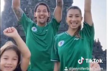 Seru Banget, Irfan Bachdim dan Istri Goyang TikTok di Candi Prambanan