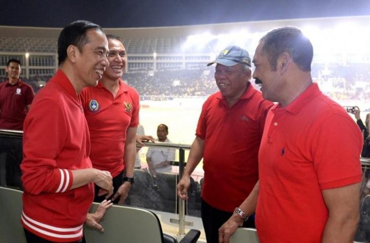 Ketua Umum PSSI, Mochamad Iriawan bersama Presiden Joko Widodo saat menghadiri peresmian Stadion Manahan, Sabtu (15/2/2020). (Dok. PSSI)