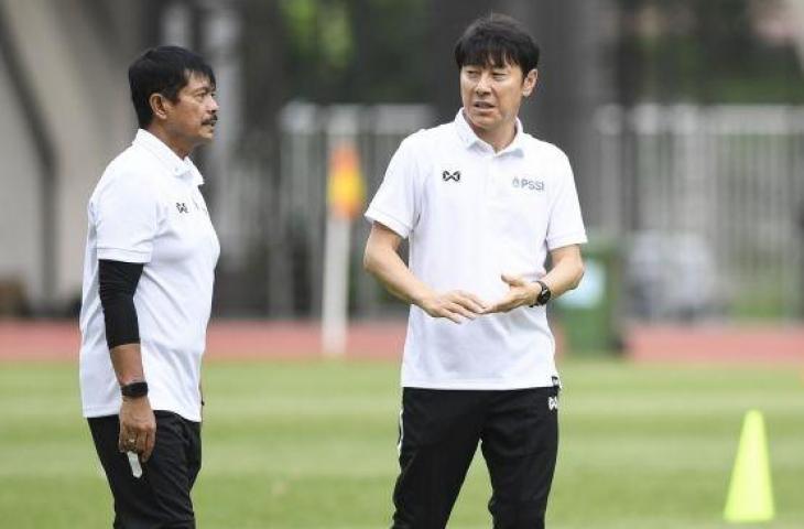 Pelatih Timnas Indonesia Shin Tae-yong (kanan) berbincang dengan Indra Sjafri saat seleksi pemain Timnas Indonesia U-19 di Stadion Wibawa Mukti, Cikarang, Bekasi, Jawa Barat, Senin (13/1/2020). ANTARA FOTO/Hafidz Mubarak A