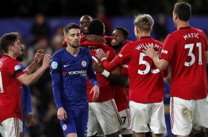 Para pemain Manchester United merayakan gol Anthony Martial (tengah) pada laga Liga Inggris 2019/2020 kontra Chelsea di Stamford Bridge, London, Selasa (18/2/2020) dini hari WIB. [Adrian DENNIS / AFP]