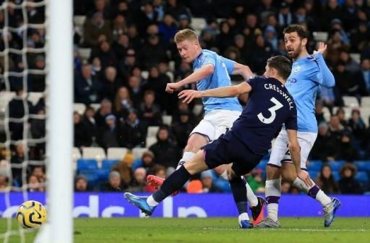 Aksi gelandang Manchester City, Kevin De Bruyne saat mencetak gol ke gawang West Ham United. (LINDSEY PARNABY / AFP)