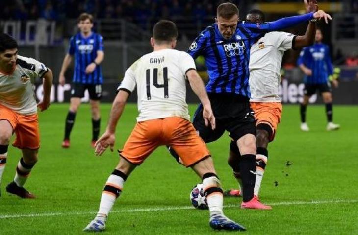 Gelandang Atalanta, Josip Ilicic menembak untuk mencetak gol  selama pertandingan leg pertama babak 16 besar Liga Champions antara Atalanta melawan Valencia di Stadion Giuseppe Meazza, Milan, Kamis (20/2). dini hari WIB.  [Miguel MEDINA / AFP]