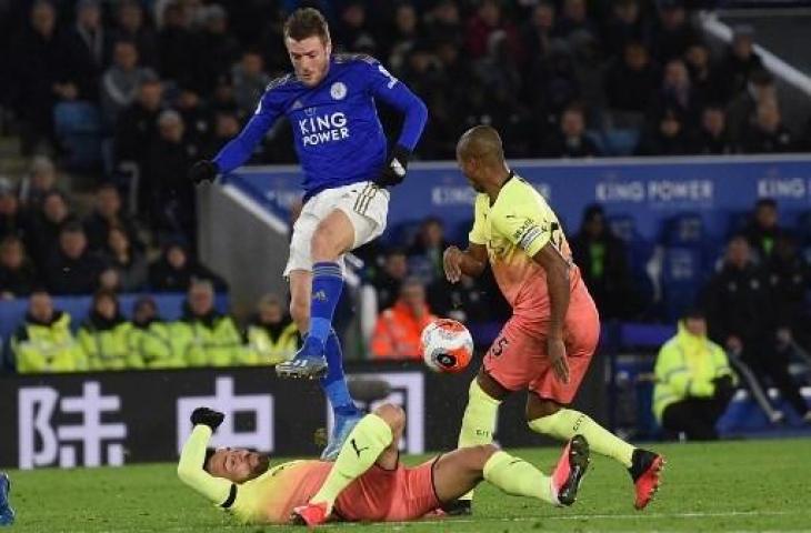 Aksi para pemain Manchester City kala mengalahkan Leicester City 1-0. (OLI SCARFF / AFP)