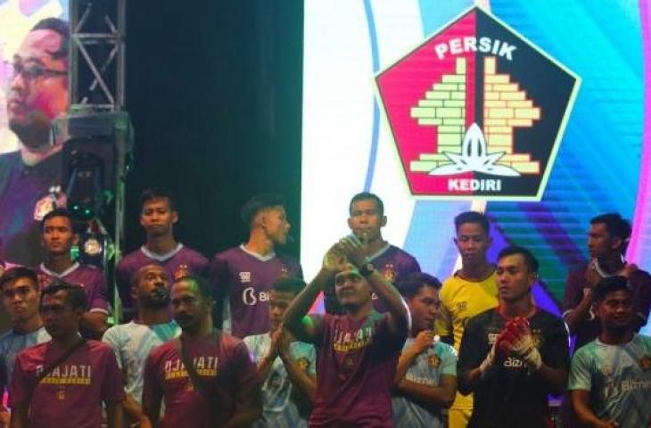 Sejumlah pesepak bola mengikuti launching klub sepak bola Persik Kediri di Stadion Brawijaya, Kota Kediri, Jawa Timur, Minggu (23/2/2020) malam. (ANTARA FOTO/Prasetia Fauzani)