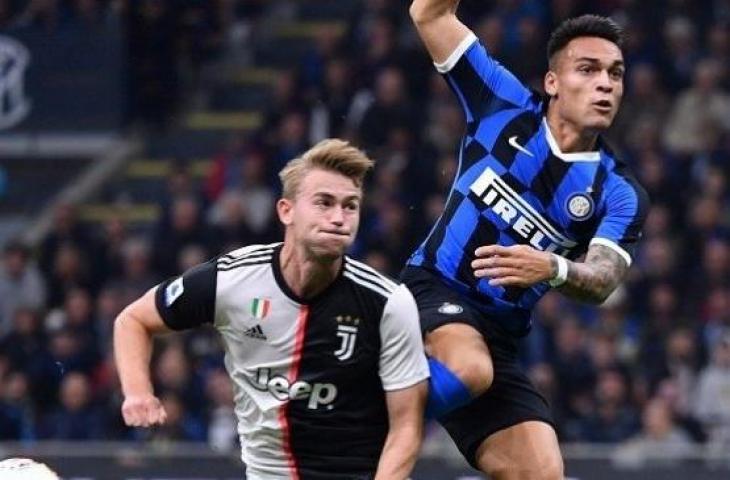 Bek Juventus berebut bola dengan striker Inter Milan Lautaro Martinez saat laga pekan ketujuh Liga Italia di Stadion Guseppe Meazza, Senin (7/10/2019). (AFP)