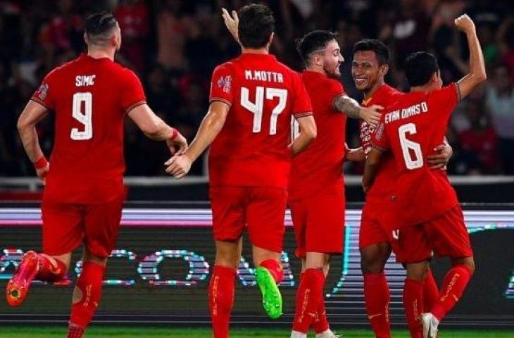 Striker Persija Jakarta, Osvaldo Hay (kedua kanan) merayakan golnya bersama rekan-rekannya pada laga uji coba kontra Geylang International di Stadion Utama Gelora Bung Karno, Jakarta, Minggu (23/2/2020) malam. [ANTARA FOTO/Sigid Kurniawan]