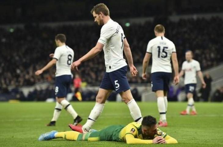 Para pemain Tottenham Hotspur berjalan tertunduk lesu usai tersingkir secara dramatis di ajang Piala FA usai kalah adu penalti 2-3 melawan Norwich City, Kamis (5/3/2020) dini hari WIB. (GLYN KIRK / AFP)