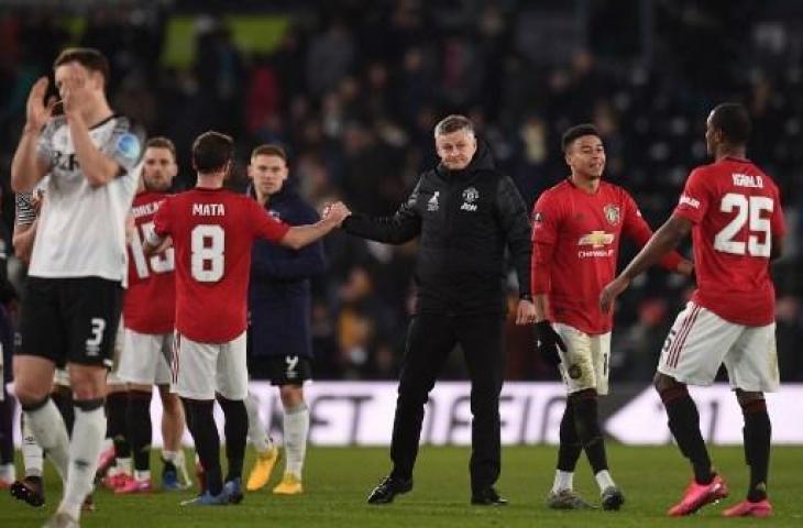 Manchester United berhasil lolos ke perempatfinal Piala FA usai membantai Derby County 3-0. (OLI SCARFF / AFP)