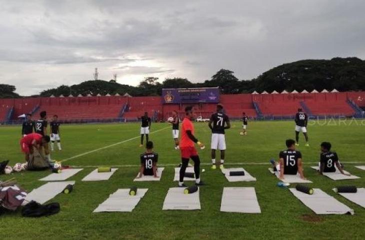 Para pemain Bhayangkara FC melakukan latihan ringan di Stadion Brawijaya, Kediri, Kamis (5/3/2020), jelang laga Liga 1 2020 melawan Persik Kediri. [Suara.com / Usman Hadi]